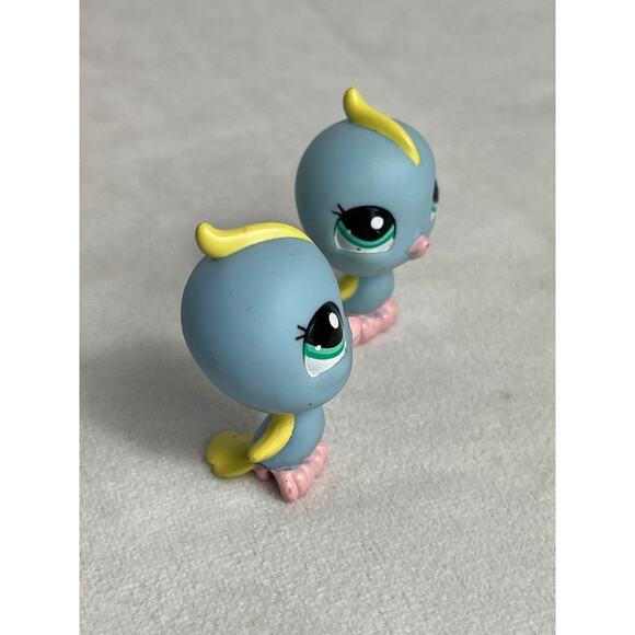 Littlest Pet Shop Parakeet #2044 Cyan Eyes Light Blue Bird LPS Rollin Fun Park - Picture 2 of 5